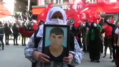 iskence -  HDP'liler acılı ailelerin çığlığını, ses sistemini açarak engellemeye çalıştı Videosu