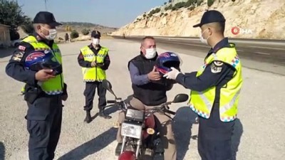 trafik denetimi -  Ceza bekleyen sürücülerin kask sevinci Videosu