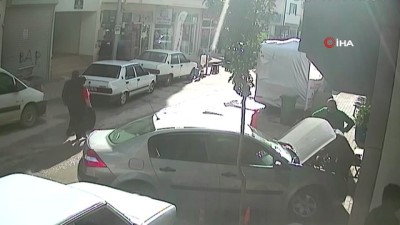 kadin hirsiz -  - Kadın hırsızlar soydukları evin kapısından çıkarken polise yakalandı Videosu