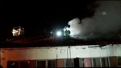 cati yangini - AYDIN - Yıkım kararı bulunan spor salonunda çatı yangını Videosu