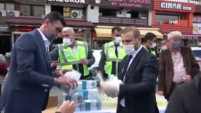 maske dagitimi -  Minibüsçüler yolculara kolonya ve maske dağıttı Videosu