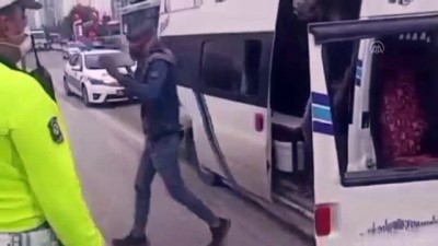 servis araci - ADANA - Adana'da 17 kişilik servis aracında 41 işçi taşıyan ehliyetsiz sürücüye para cezası Videosu