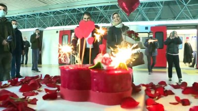ANKARA - Engelli gençten metro istasyonunda engelli sevgilisine sürpriz evlilik teklifi
