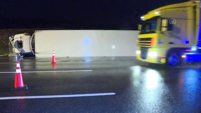 İSTANBUL -  Tır devrildi: 1 yaralı