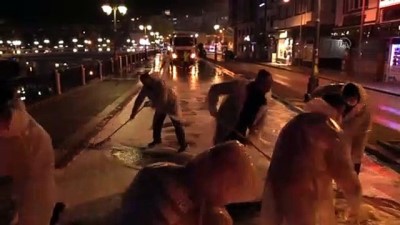 bankamatik - AMASYA - Sokağa çıkma kısıtlamasını fırsat bilen belediye ekibi, kenti köpüklü suyla yıkıyor Videosu