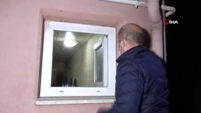 polis ekipleri -  Bekçiler hırsız alarmı için tuvalet penceresinden içeri girdi Videosu