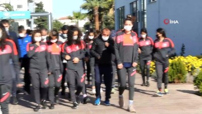 futbol takimi - Yüksekova Belediyespor Kadın Futbol Takımı, Ayvalık'ta kampa girdi Videosu