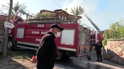 ANTALYA - Alanya'da çatı katında çıkan yangın söndürüldü