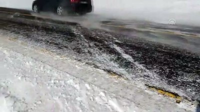 ARDAHAN - Kar ve tipi sürücülere zor anlar yaşattı