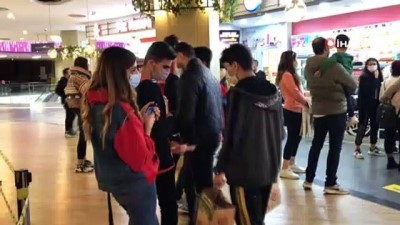  - AVM'de yerde yemek yiyenler için tedbir alındı