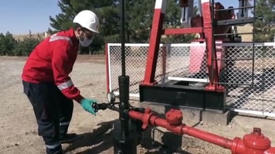 petrol arama - BATMAN - Emektar kuyudan 72 yıldır petrol çıkarılıyor Videosu