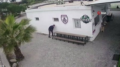  Halı sahada bir şey bulamayan zanlılar merdiveni çaldı