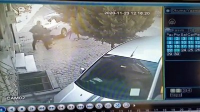 İSTANBUL - Esenyurt'ta park halindeki otomobil kundaklandı