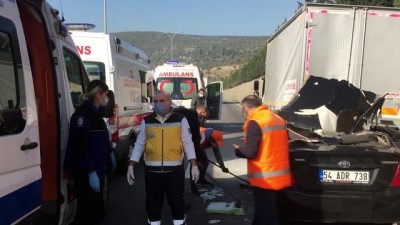 KOCAELİ - Anadolu Otoyolu'nda otomobil kamyonla çarpıştı: 4 yaralı