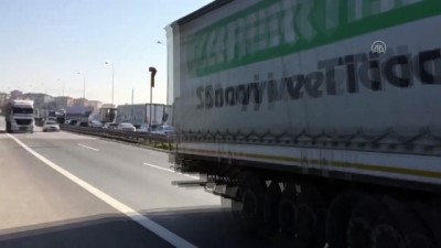 KOCAELİ - Anadolu Otoyolu'nda tır orta şeritte duran otomobile çarptı: 1 ölü