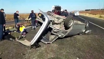 ŞANLIURFA - Devrilen otomobildeki 3 kişi yaralandı