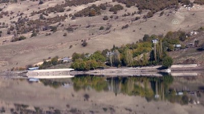 balik turu - TUNCELİ - Uzunçayır Baraj Gölü'nde dağ ve ormanların sudaki yansıması görsel şölen oluşturdu Videosu
