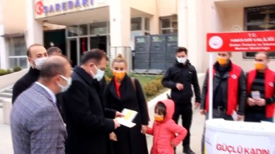 kadina yonelik siddetle mucadele - HAKKARİ - Polis kent merkezinde broşür dağıtarak KADES'i anlattı Videosu