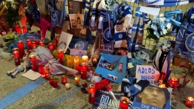 eski futbolcu - NAPOLİ - Arjantinli efsane futbolcu Maradona, Napoli San Paolo Stadı’nın girişinde anıldı Videosu