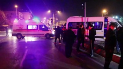 minibus soforu - ADANA - Hafif ticari araç ile servis minibüsü çarpıştı 4 kişi yaralandı Videosu