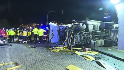 ANKARA - Devrilen tırın sürücüsü hayatını kaybetti