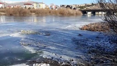 uttu - ARDAHAN - Kura Nehri'nin yüzeyi buzla kaplandı Videosu