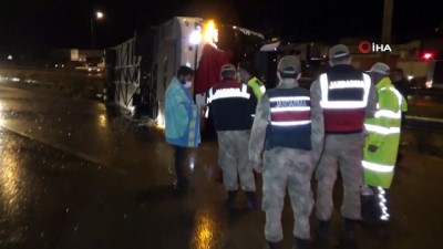 saglik ekipleri -  Aniden bastıran yağmur nedeniyle iki otobüs kaza yaptı Videosu