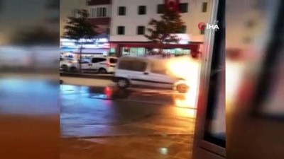  Esenyurt’ta bir araç alev alev yandı