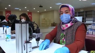 AMASYA-  Kadınlar günlük 70 bin maske üreterek Kovid-19 mücadelesine destek veriyor