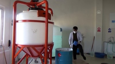 MUŞ - Kimya öğretmenleri günde 6 ton dezenfektan üretiyor