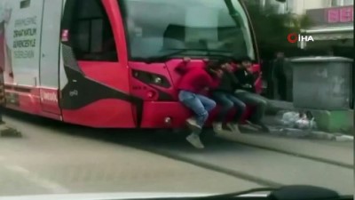 tehlikeli yolculuk -  Bursa'da tramvay arkasında tehlikeli yolculuk Videosu