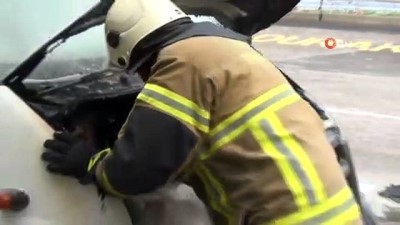  Seyir halindeki kamyonet alevlere teslim oldu