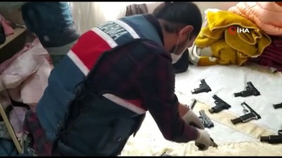 cephanelik -  Silah kaçakçısının evine şok baskın Videosu