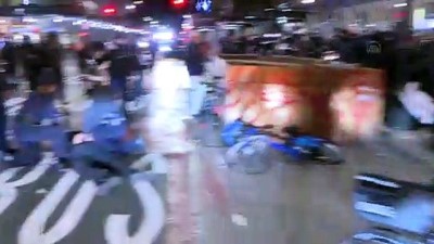 baskan adayi - ABD polisinin kadın göstericiyi yumruklama anı kameralara yansıdı - NEW YORK Videosu