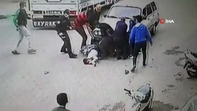 aktuel -  Motosikletin aracın altında kalma anı kamerada Videosu