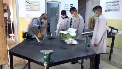 geri donusum - Muşlu öğrenciler atıl malzemelerden pedallı dezenfektan cihazı üretti Videosu