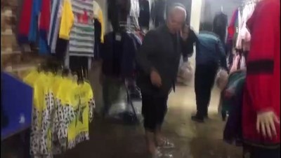  Şanlıurfa’da yağmur nedeniyle ev ve iş yerlerini su bastı