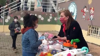 depremzede cocuklar -  Şırnaklı çocuklar oyuncaklarını İzmirli depremzede çocuklara gönderdi Videosu