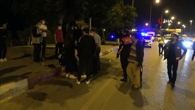 kaldirim tasi -  Antalya’da otomobil önce kaldırımdaki  yayaya sonra ağaca çarptı: 2 yaralı Videosu