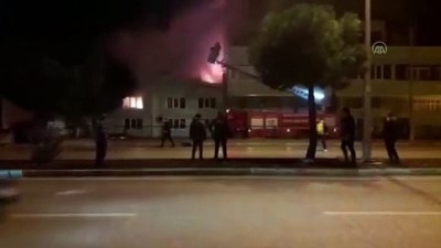 itfaiye araci - Bir kauçuk fabrikasında yangın çıktı - BALIKESİR Videosu