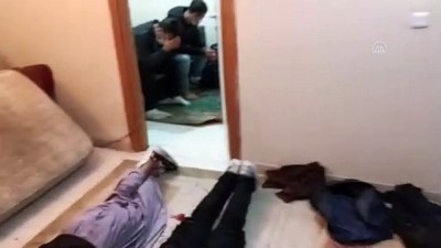 kurusiki tabanca - Esenyurt'ta, Afganistan uyruklu kişileri tehditle alıkoyan 2 kişi yakalandı - İSTANBUL Videosu