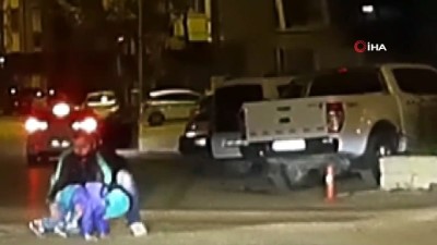 arac kamerasi -  Isparta’da yürekleri ağza getiren görüntü araç kamerasında...3 yaşındaki çocuk seyir halindeki araçtan düştü Videosu