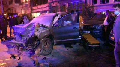  Beşiktaş’ta kazada ortalık savaş alanına döndü: 2 yaralı