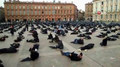 siyah semsiye -  Fransız esnaflardan kendi cenazelerini temsil eden protesto Videosu