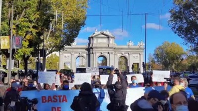 İspanya'da polisler, itfaiyeciler ve vatandaş Kovid-19 önlemlerine karşı yürüdü - MADRİD