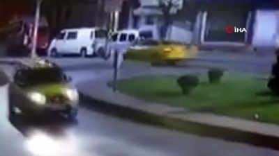 yon tabelasi -  İstanbul’da feci kaza...Motosikletli kurye cadde üzerindeki tabelaya böyle çarptı Videosu