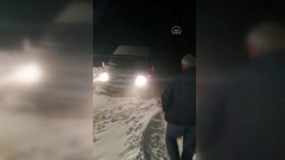 mahsur kaldi - Karda mahsur kalan bir kişi kurtarıldı - BAYBURT Videosu