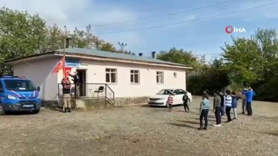 istiklal -  Mehmetçiğin bayrak hassasiyeti... Ziyaret ettiği okulun yıpranmış bayrağını yenisiyle değiştirdi Videosu