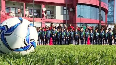 futbol okulu - 'Nilüfer Belediyesi Sercan Yıldırım Futbol Akademisi' açıldı - BURSA Videosu