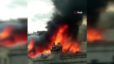  Süleymaniye'de metruk bir bina alev alev yandı